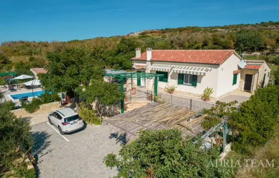 VILA S BAZÉNOM A KRÁSNE UPRAVENÝM PRIESTRANNÝM DVOROM – CASKA, PAG nehnuteľnosť na predaj