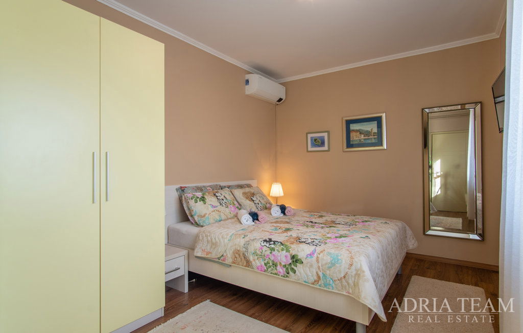 VILA S BAZÉNOM A KRÁSNE UPRAVENÝM PRIESTRANNÝM DVOROM – CASKA, PAG