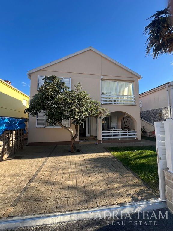 DOM S DVOMA BYTOVÝMI JEDNOTKAMI, 50 m OD MORA – VIR, JUŽNÁ STRANA