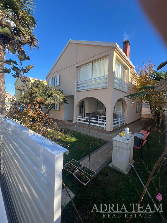 DOM S DVOMA BYTOVÝMI JEDNOTKAMI, 50 m OD MORA – VIR, JUŽNÁ STRANA