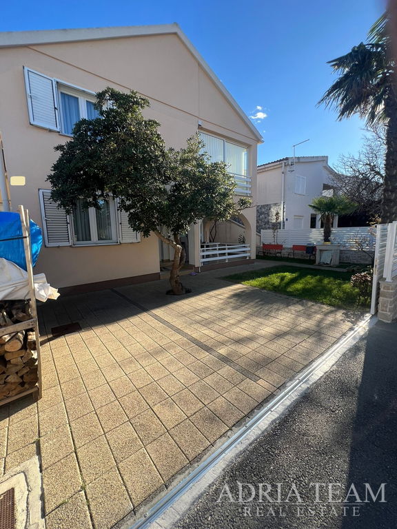 DOM S DVOMA BYTOVÝMI JEDNOTKAMI, 50 m OD MORA – VIR, JUŽNÁ STRANA