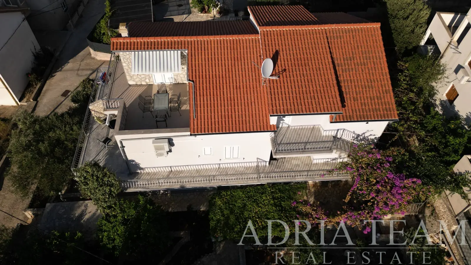 SAMOSTATNE STOJACI DOM SO 7 APARTMÁNMI, 100 M OD MORA A PLÁŽE – ŠTOMORSKA, ŠOLTA