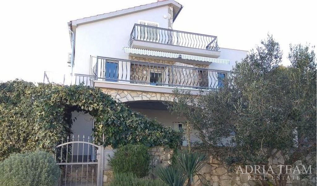 SAMOSTATNE STOJACI DOM SO 7 APARTMÁNMI, 100 M OD MORA A PLÁŽE – ŠTOMORSKA, ŠOLTA