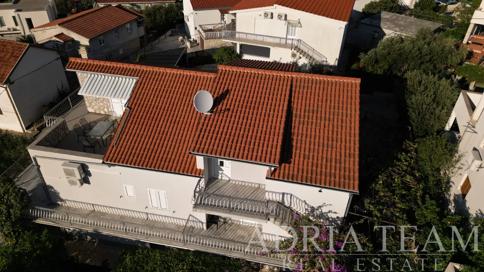 SAMOSTATNE STOJACI DOM SO 7 APARTMÁNMI, 100 M OD MORA A PLÁŽE – ŠTOMORSKA, ŠOLTA