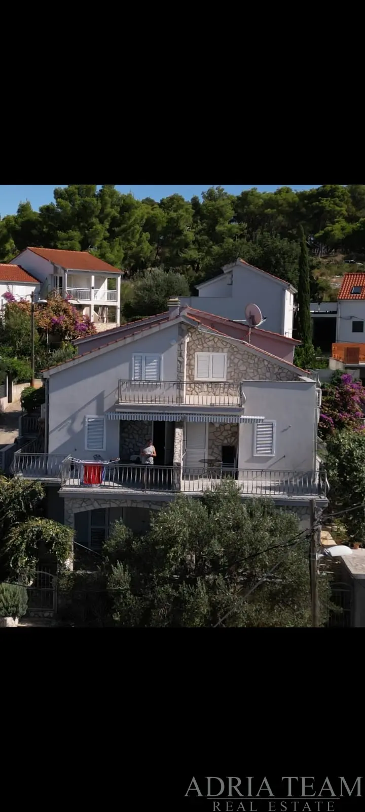 SAMOSTATNE STOJACI DOM SO 7 APARTMÁNMI, 100 M OD MORA A PLÁŽE – ŠTOMORSKA, ŠOLTA