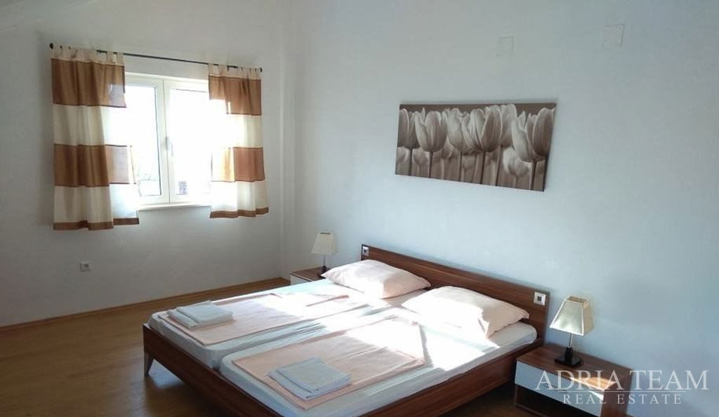 SAMOSTATNE STOJACI DOM SO 7 APARTMÁNMI, 100 M OD MORA A PLÁŽE – ŠTOMORSKA, ŠOLTA