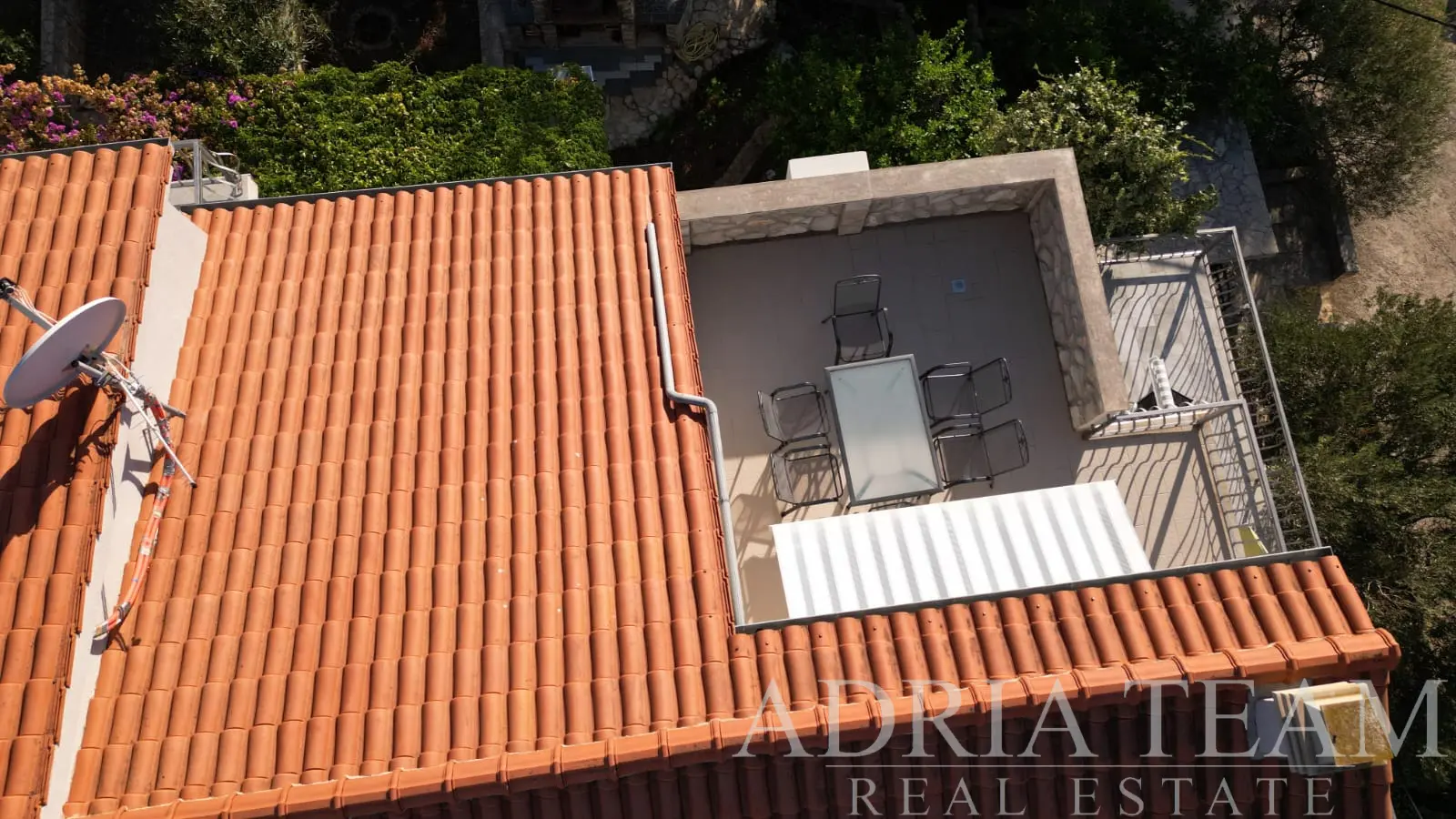 SAMOSTATNE STOJACI DOM SO 7 APARTMÁNMI, 100 M OD MORA A PLÁŽE – ŠTOMORSKA, ŠOLTA