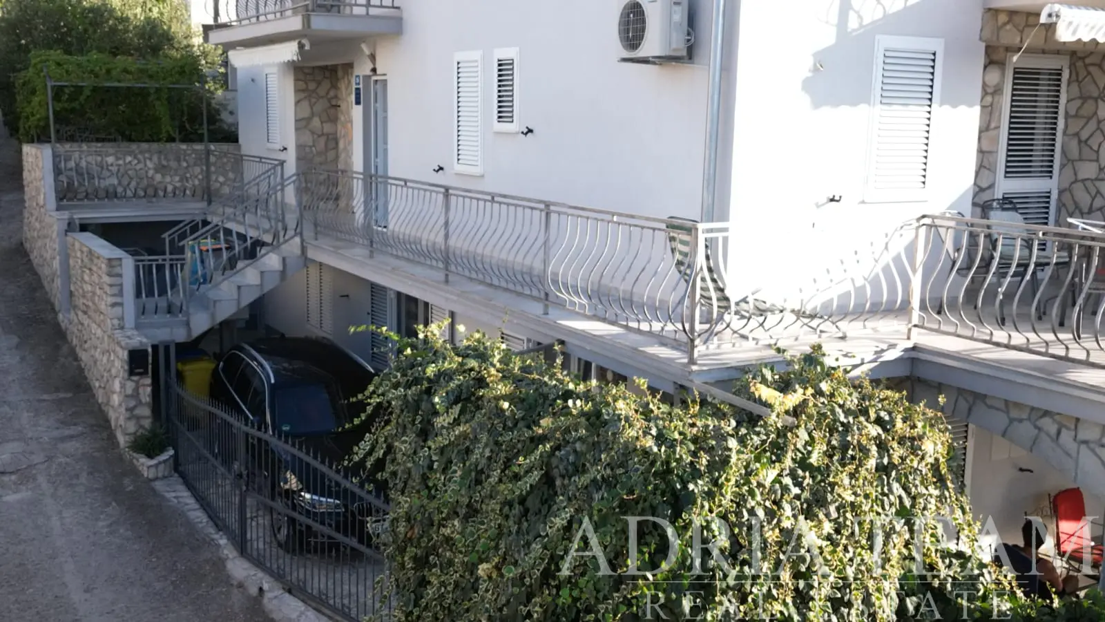 SAMOSTATNE STOJACI DOM SO 7 APARTMÁNMI, 100 M OD MORA A PLÁŽE – ŠTOMORSKA, ŠOLTA