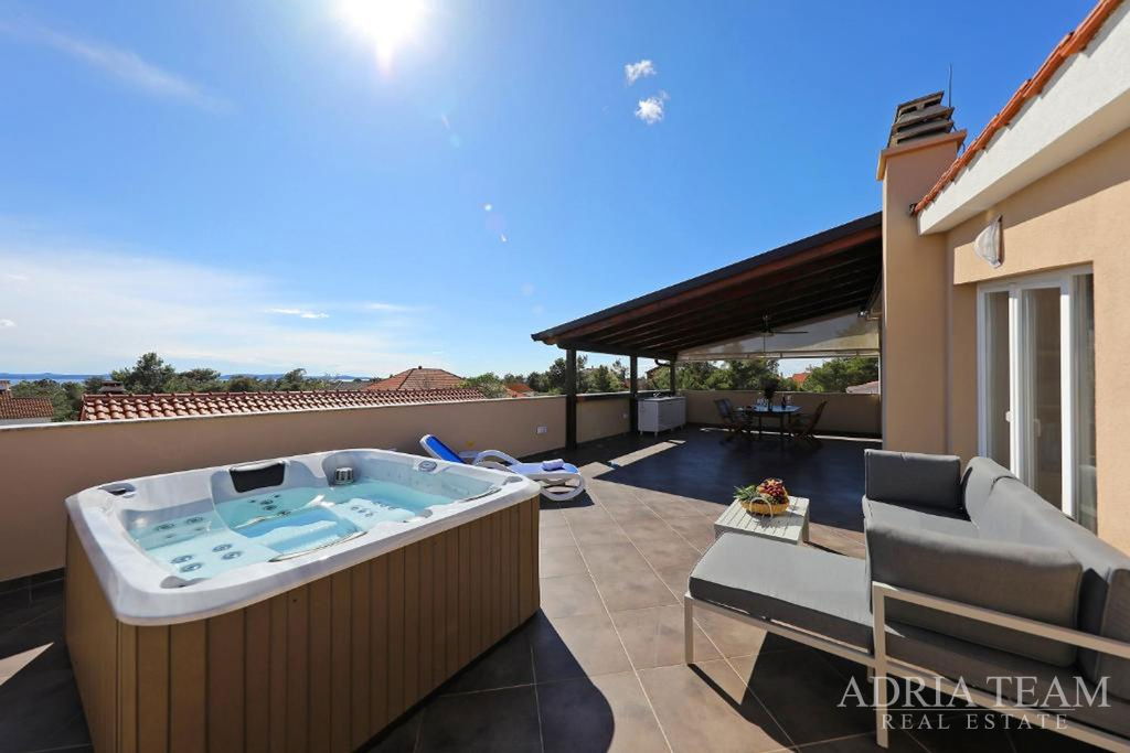 VILA S BAZÉNOM A VÝHĽADOM NA MORE - PRIVLAKA, ZADAR