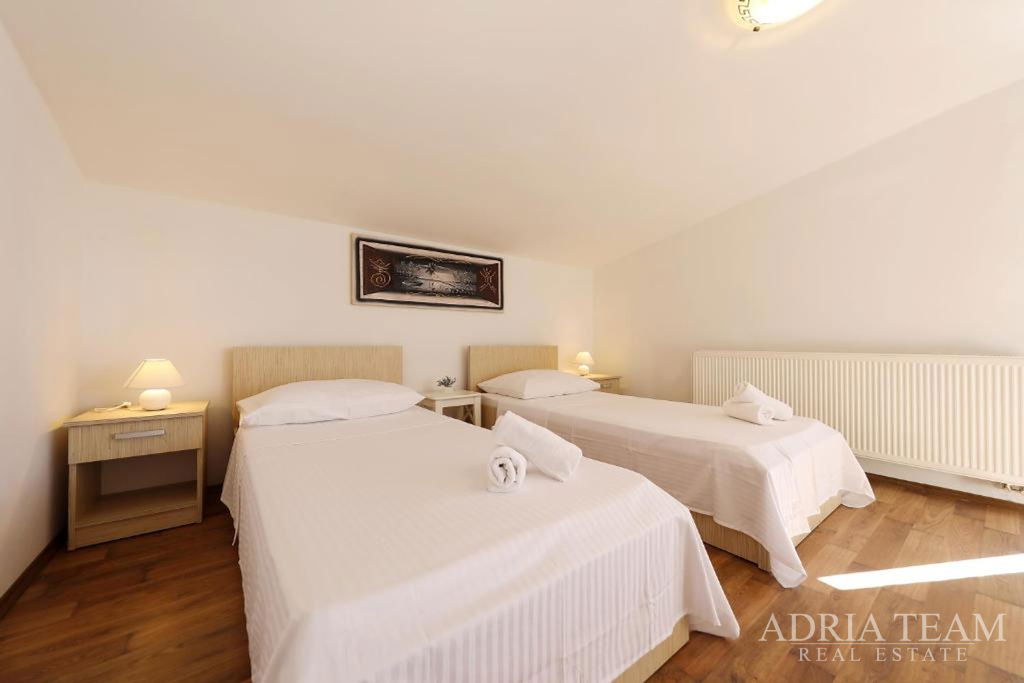 VILA S BAZÉNOM A VÝHĽADOM NA MORE - PRIVLAKA, ZADAR