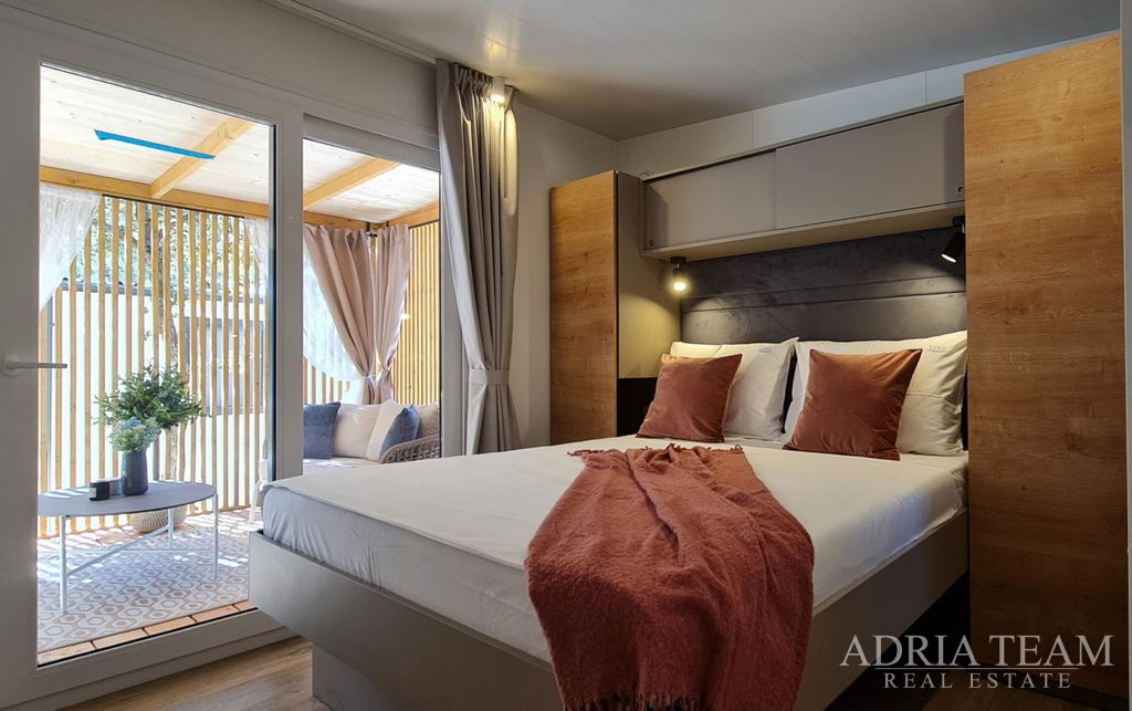 PLNE VYBAVENÝ LUXUSNÝ MOBILNÝ DOM 6+2, IBA 320m OD MORA - BIOGRAD NA MORU