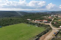 STAVEBNÝ POZEMOK SO STAVEBNÝM POVOLENÍM, POKOJNÁ A TICHÁ POLOHA – DEBELJAK, SUKOŠAN nehnuteľnosť na predaj