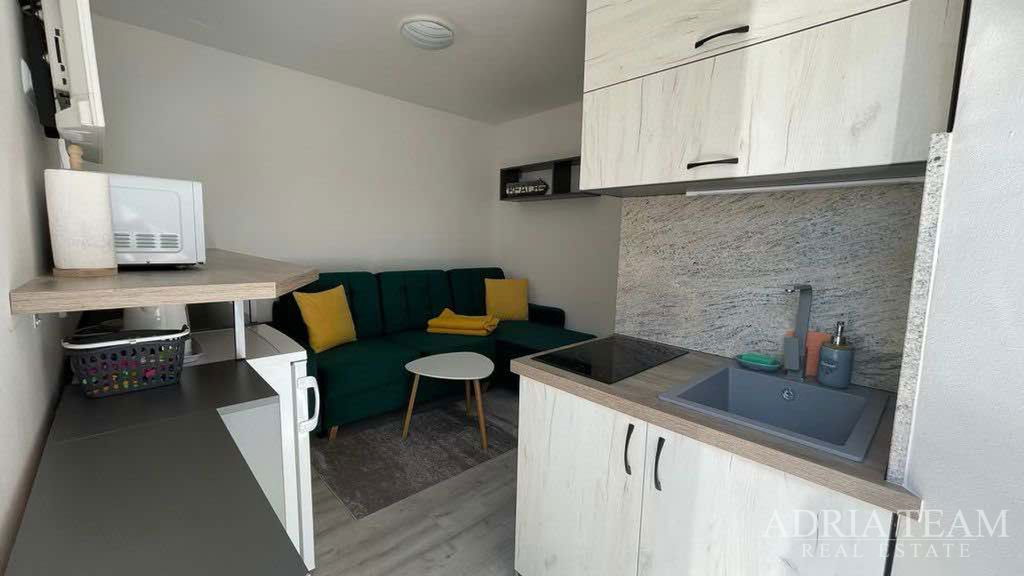 JEDNOIZBOVÝ APARTMÁN, 100 m OD MORA, VIR – ZADAR