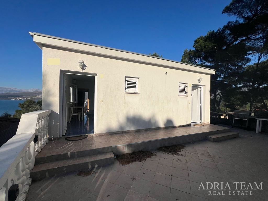 DOM S TROMI BYTOVÝMI JEDNOTKAMI, VÝHĽAD NA MORE A VELEBIT – DONJI KARIN