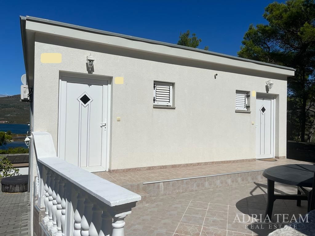 DOM S TROMI BYTOVÝMI JEDNOTKAMI, VÝHĽAD NA MORE A VELEBIT – DONJI KARIN