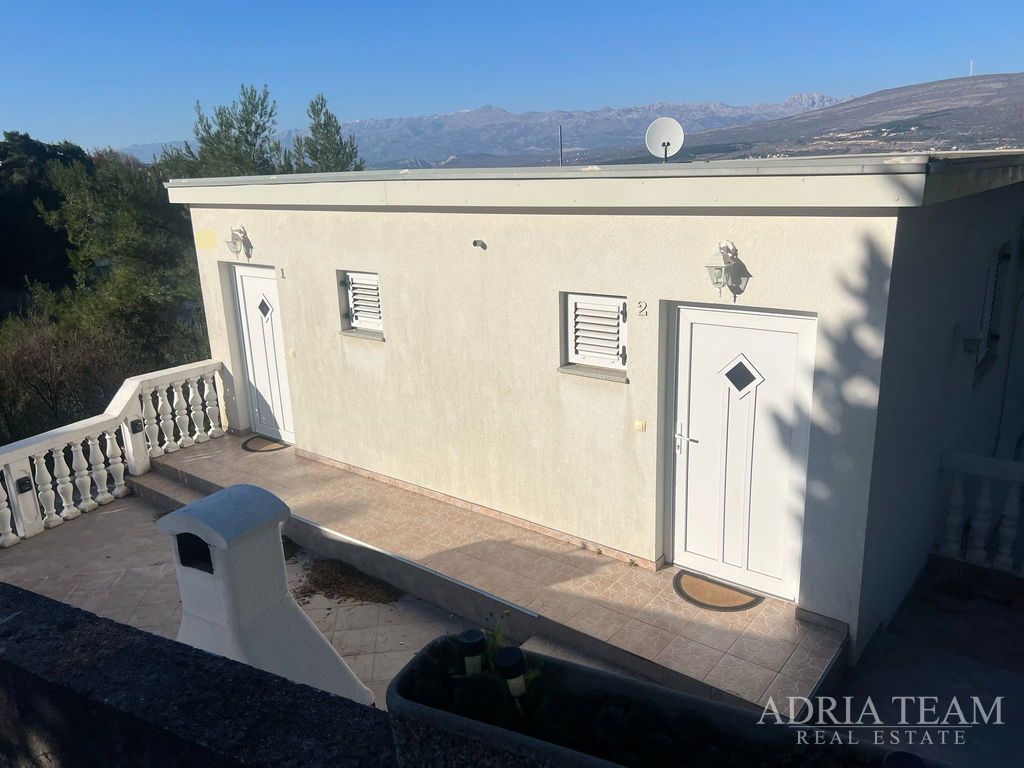 DOM S TROMI BYTOVÝMI JEDNOTKAMI, VÝHĽAD NA MORE A VELEBIT – DONJI KARIN