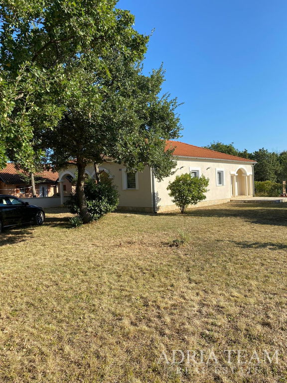 PRÍZEMNÝ DOM S VEĽKÝM POZEMKOM A DVOMA BYTOVÝMI JEDNOTKAMI – MALI VAREŠKI, MARČANA