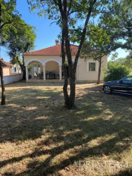 PRÍZEMNÝ DOM S VEĽKÝM POZEMKOM A DVOMA BYTOVÝMI JEDNOTKAMI – MALI VAREŠKI, MARČANA nehnuteľnosť na predaj