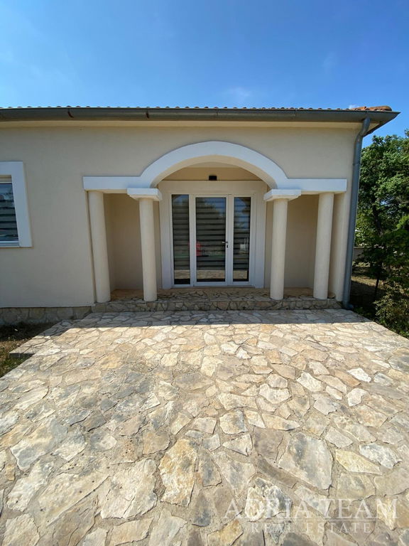 PRÍZEMNÝ DOM S VEĽKÝM POZEMKOM A DVOMA BYTOVÝMI JEDNOTKAMI – MALI VAREŠKI, MARČANA