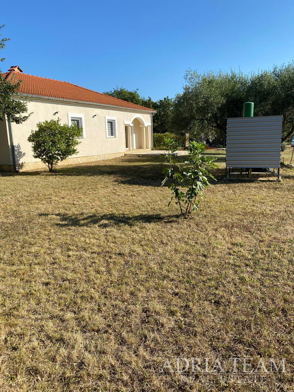 PRÍZEMNÝ DOM S VEĽKÝM POZEMKOM A DVOMA BYTOVÝMI JEDNOTKAMI – MALI VAREŠKI, MARČANA