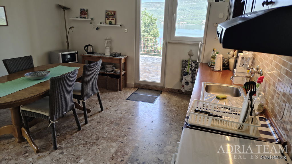 DOM S KRÁSNYM OTVORENÝM VÝHĽADOM NA MORE, ČIASTOČNE ZREKONŠTRUOVANÝ – DONJI KARIN