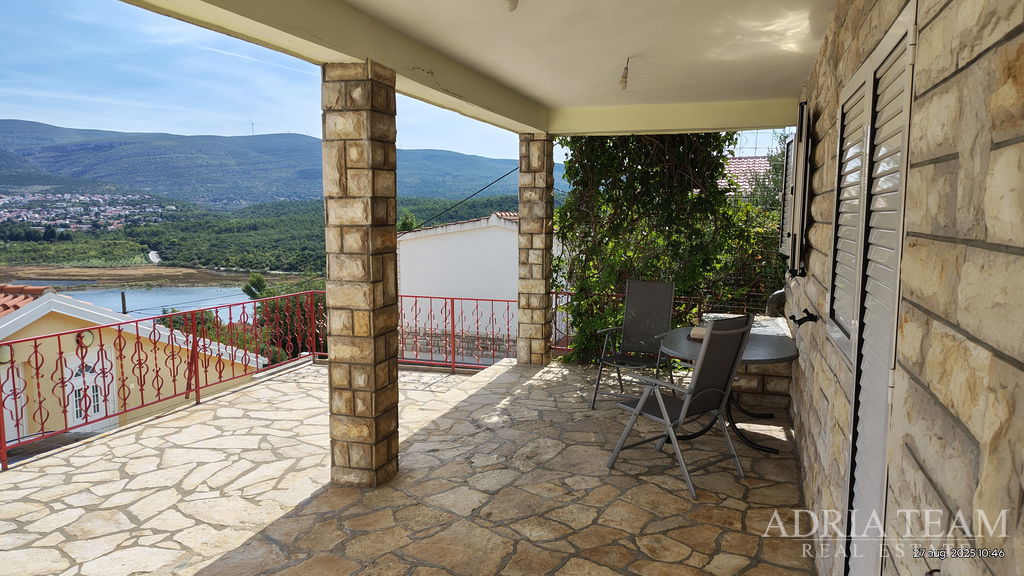 DOM S KRÁSNYM OTVORENÝM VÝHĽADOM NA MORE, ČIASTOČNE ZREKONŠTRUOVANÝ – DONJI KARIN