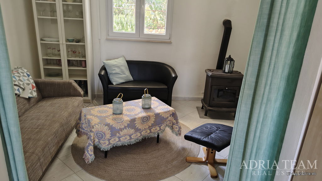 DOM S KRÁSNYM OTVORENÝM VÝHĽADOM NA MORE, ČIASTOČNE ZREKONŠTRUOVANÝ – DONJI KARIN