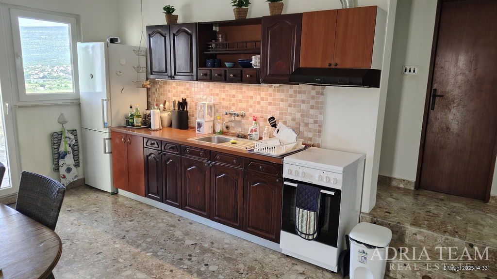 DOM S KRÁSNYM OTVORENÝM VÝHĽADOM NA MORE, ČIASTOČNE ZREKONŠTRUOVANÝ – DONJI KARIN