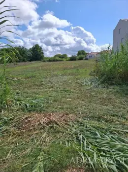 STAVEBNÝ POZEMOK, BLÍZKO MORA, POKOJNÁ A TICHÁ POLOHA – PRIVLAKA nehnuteľnosť na predaj