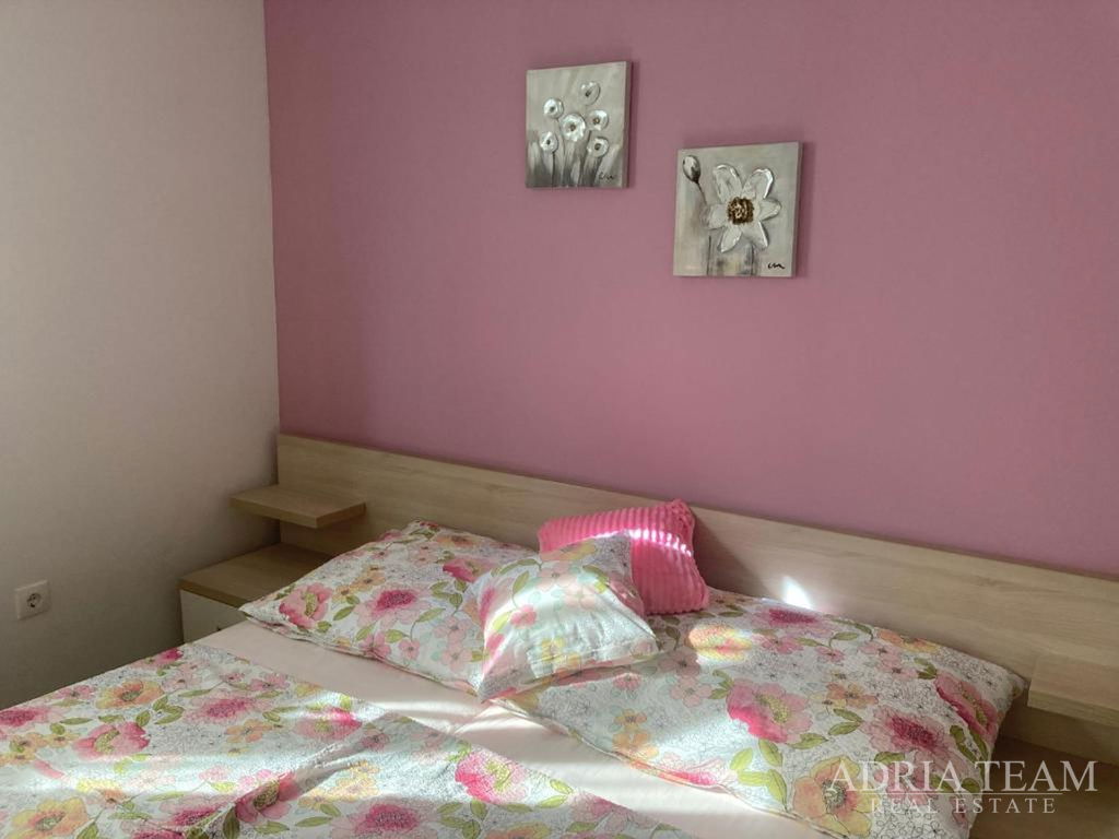 POLOVICA DVOJDOMU SO ZÁHRADOU, PRVÝ RAD PRI MORI – PRIVLAKA