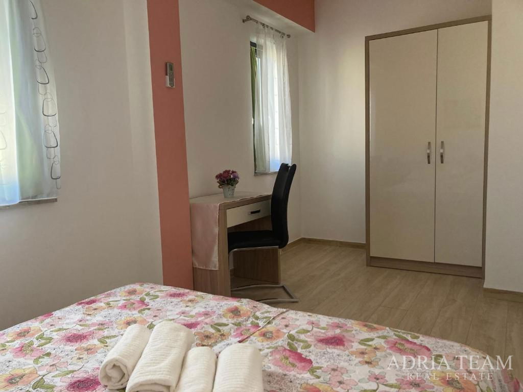 POLOVICA DVOJDOMU SO ZÁHRADOU, PRVÝ RAD PRI MORI – PRIVLAKA