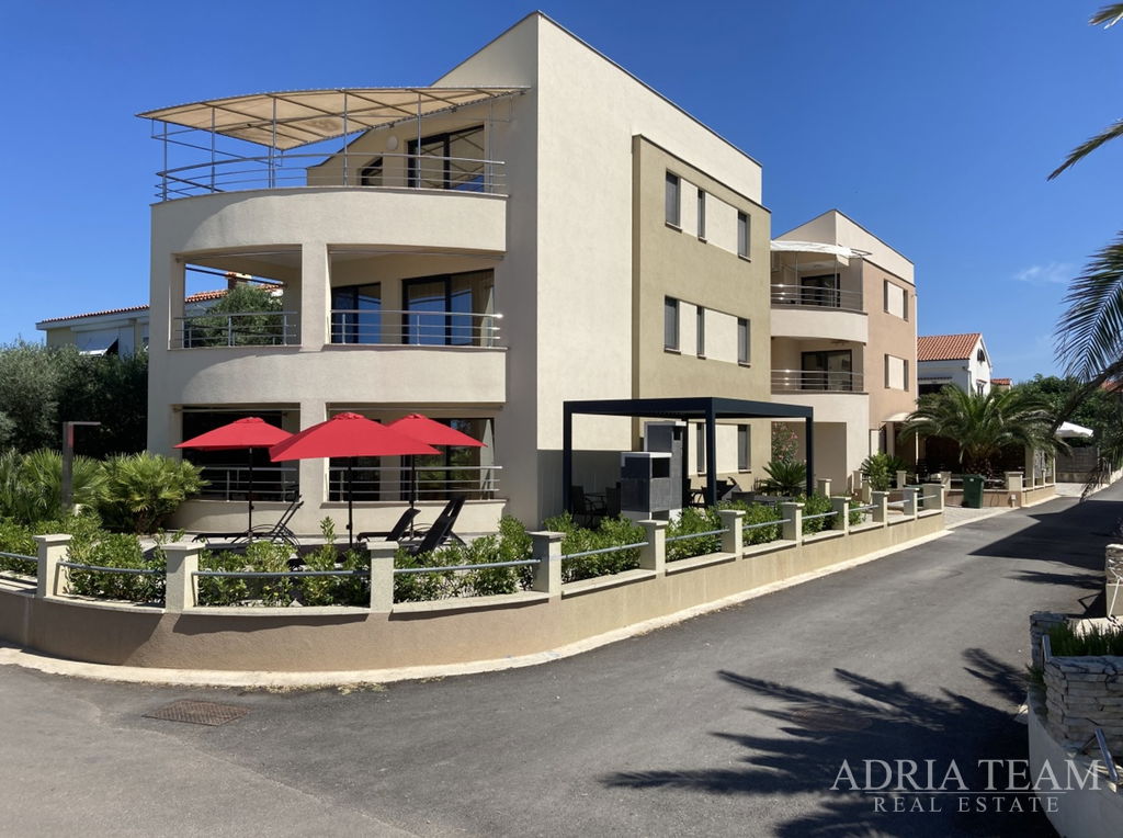 POLOVICA DVOJDOMU SO ZÁHRADOU, PRVÝ RAD PRI MORI – PRIVLAKA