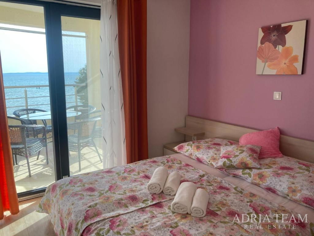 POLOVICA DVOJDOMU SO ZÁHRADOU, PRVÝ RAD PRI MORI – PRIVLAKA