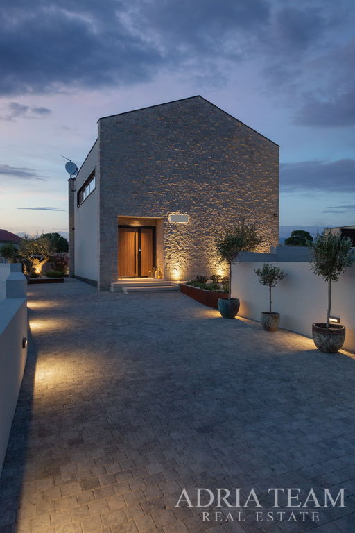 DOM S LETNOU KUCHYŇOU A BAZÉNOM, NOVOSTAVBA – VISOČANE