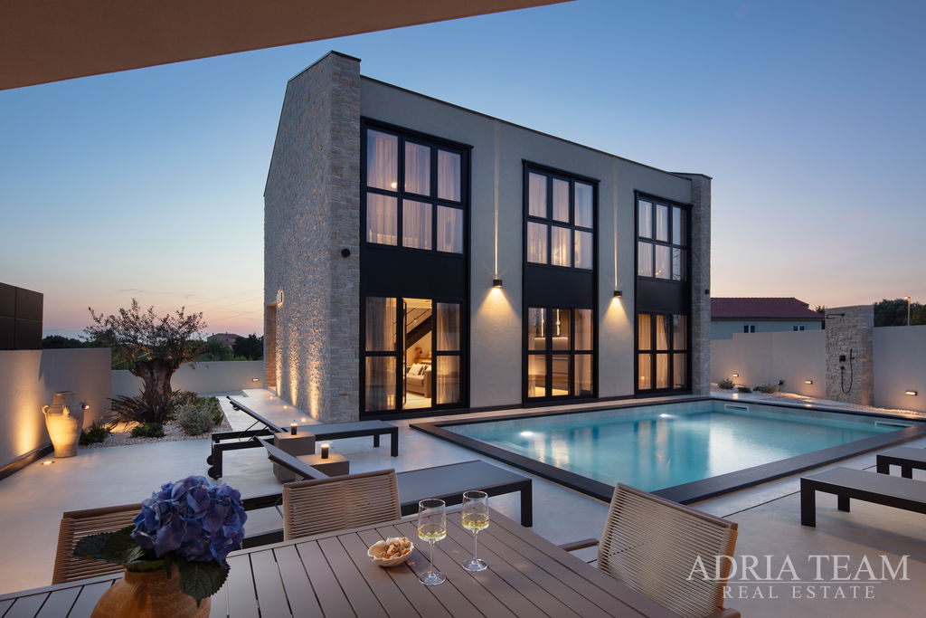 DOM S LETNOU KUCHYŇOU A BAZÉNOM, NOVOSTAVBA – VISOČANE