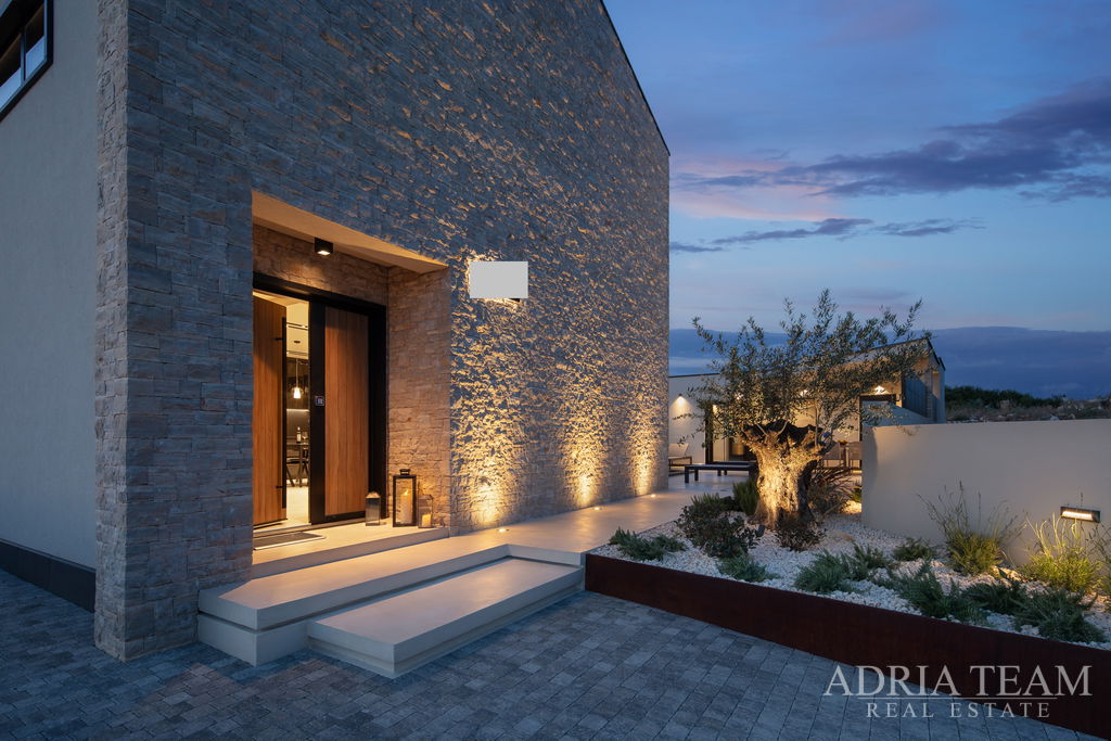 DOM S LETNOU KUCHYŇOU A BAZÉNOM, NOVOSTAVBA – VISOČANE