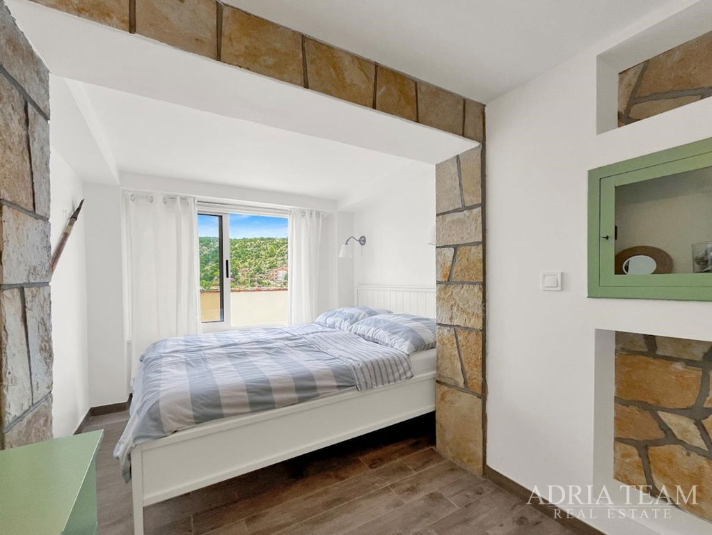 REKONŠTRUOVANÝ APARTMÁNOVÝ DOM, PRVÝ RAD PRI MORI – MEKA DRAGA, KRUŠEVO