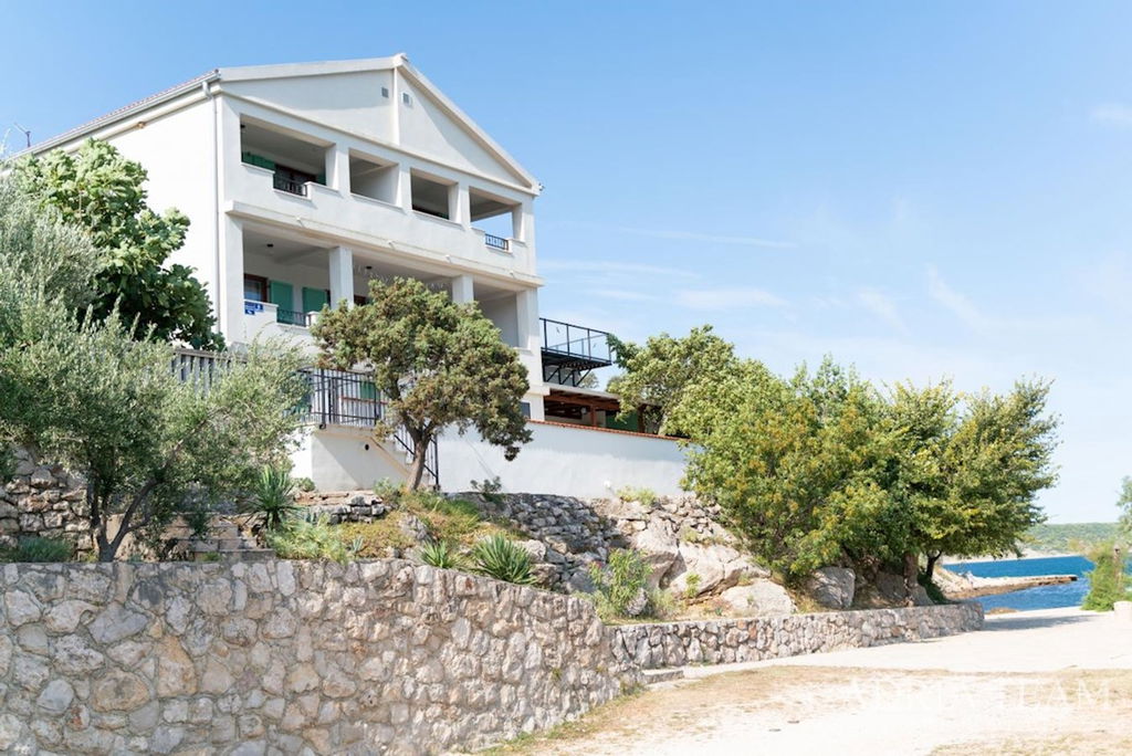 REKONŠTRUOVANÝ APARTMÁNOVÝ DOM, PRVÝ RAD PRI MORI – MEKA DRAGA, KRUŠEVO