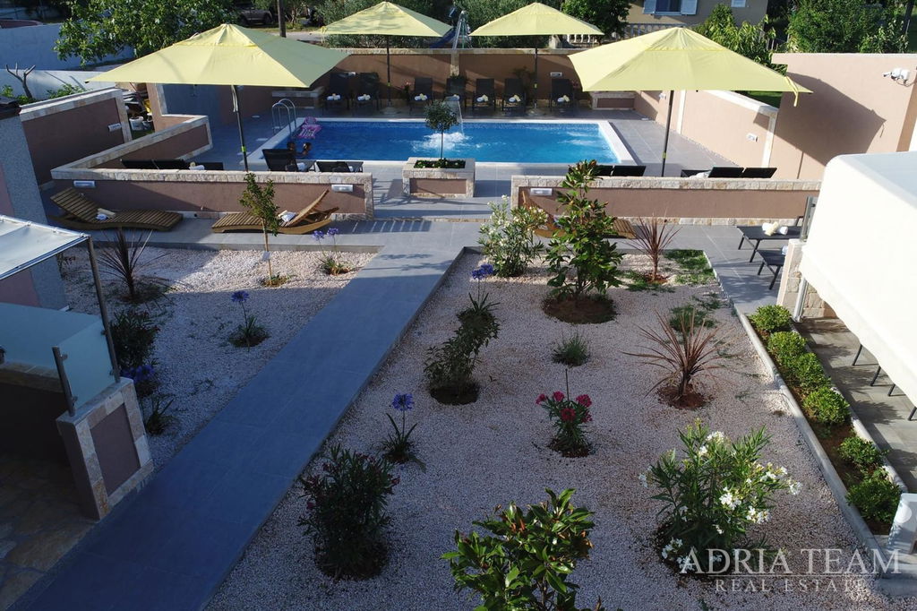 APARTMÁN V SUTERÉNE S BAZÉNOM A VEĽKOU ZÁHRADOU – PRIVLAKA