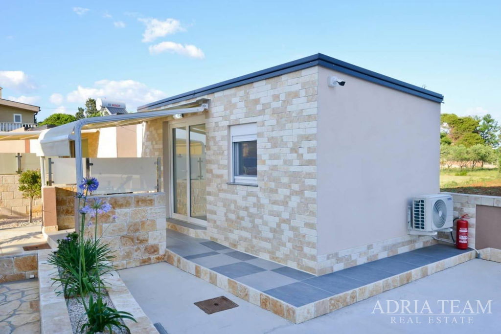 APARTMÁN V SUTERÉNE S BAZÉNOM A VEĽKOU ZÁHRADOU – PRIVLAKA