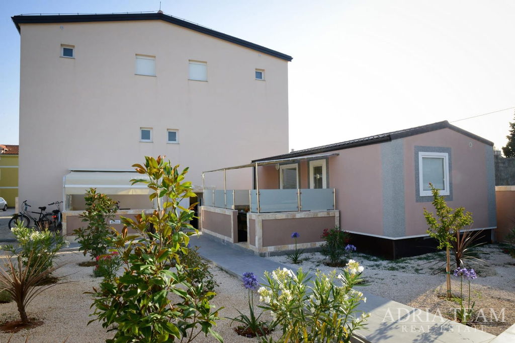 APARTMÁN V SUTERÉNE S BAZÉNOM A VEĽKOU ZÁHRADOU – PRIVLAKA