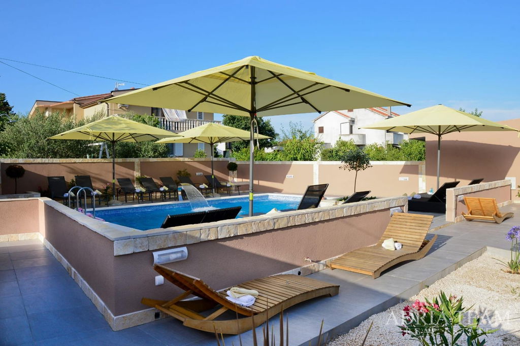 APARTMÁN V SUTERÉNE S BAZÉNOM A VEĽKOU ZÁHRADOU – PRIVLAKA