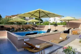 APARTMÁN V SUTERÉNE S BAZÉNOM A VEĽKOU ZÁHRADOU – PRIVLAKA nehnuteľnosť na predaj