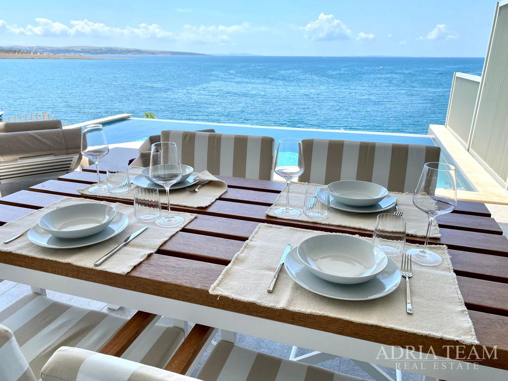 LUXUSNÝ DVOJPODLAŽNÝ APARTMÁN, PRVÝ RAD PRI MORI, NOVOSTAVBA - POVLJANA, PAG