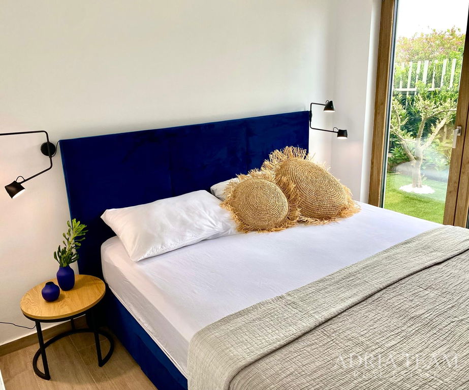 LUXUSNÝ DVOJPODLAŽNÝ APARTMÁN, PRVÝ RAD PRI MORI, NOVOSTAVBA - POVLJANA, PAG