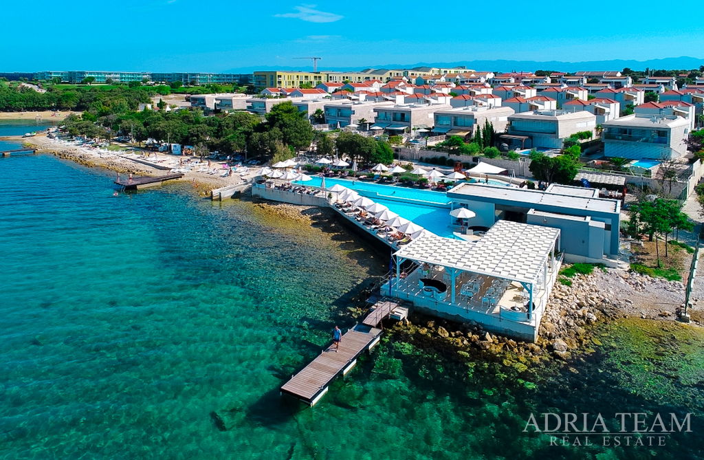 APARTMÁN S DVOMA TERASAMI, DRUHÝ RAD OD MORA - PETRČANE