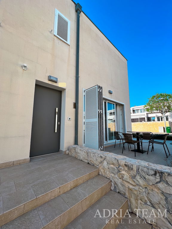 APARTMÁN S DVOMA TERASAMI, DRUHÝ RAD OD MORA - PETRČANE