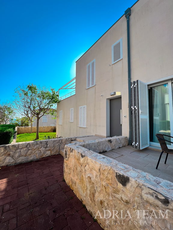 APARTMÁN S DVOMA TERASAMI, DRUHÝ RAD OD MORA - PETRČANE