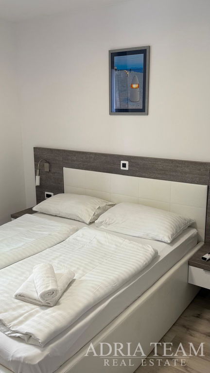 ZREKONŠTRUOVANÝ APARTMÁN S DVOMA ZÁHRADAMI A TERASOU - PETRČANE