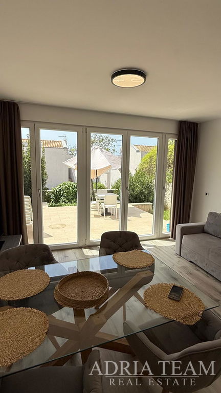 ZREKONŠTRUOVANÝ APARTMÁN S DVOMA ZÁHRADAMI A TERASOU - PETRČANE